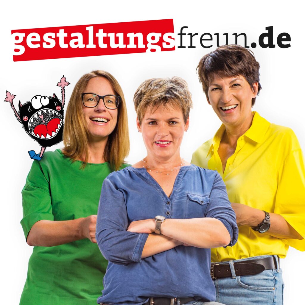 Drei lächelnde Frauen stehen vor einem weißen Hintergrund mit dem Text gestaltungsfreun.de. Eine trägt grün, eine blau und eine gelb. Ein Cartoon-Monster winkt im Hintergrund neben dem Text.