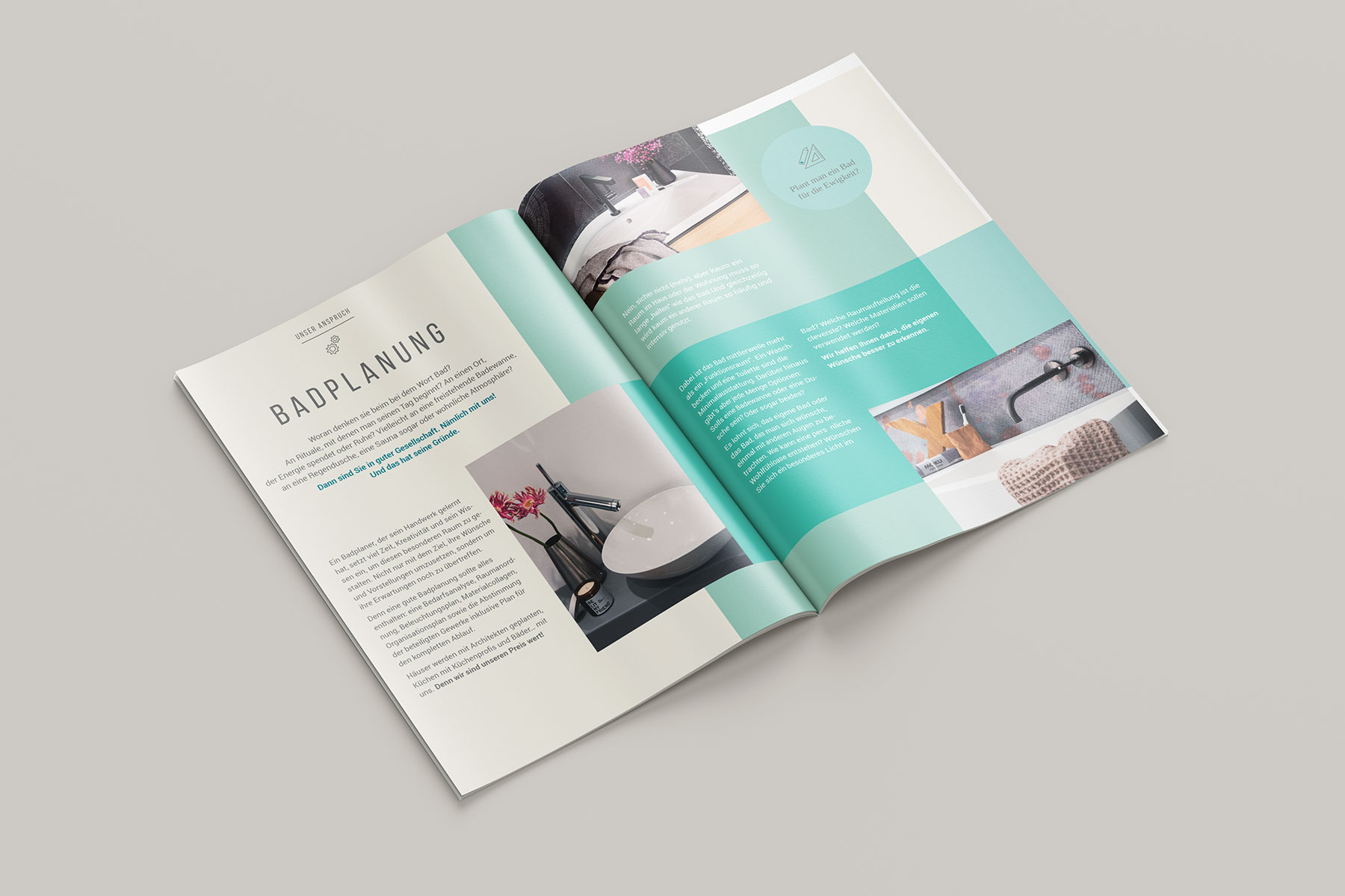 Aufgeschlagenes Magazin mit einem Artikel zur Badplanung mit Text und Bildern von modernen Waschbecken, Armaturen und Dekor auf einer hellen Oberfl&auml;che. Das Layout weist tealfarbene Akzente und ein klares, modernes Design auf.